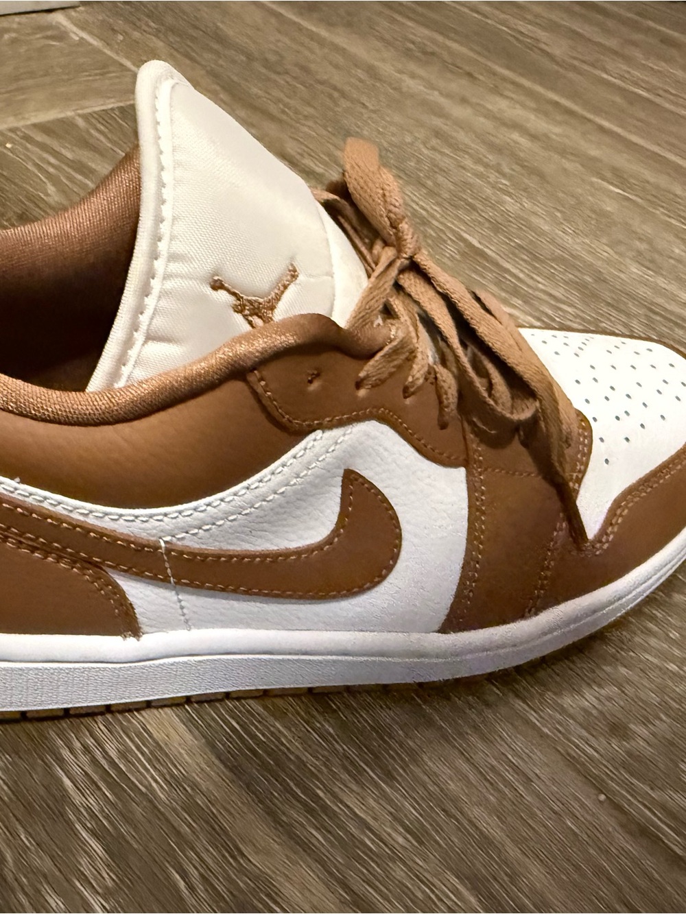 Nike Low-Top Sneaker in White & Tan